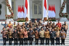 Tổng thống Indonesia Joko Widodo (thứ 6, trái, hàng trước) chụp ảnh lưu niệm cùng nội các mới tại thủ đô Jakarta ngày 23/10/2019. (Ảnh: AFP/TTXVN)