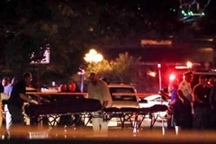 Chuyển thi thể nạn nhân tại hiện trường vụ xả súng ở Dayton, bang Ohio, Mỹ ngày 4/8/2019. (Ảnh: AP/TTXVN)