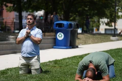 Người dân cầu nguyện cho các nạn nhân vụ xả súng tại Dayton, bang Ohio, Mỹ ngày 4/8/2019. (Ảnh: THX/TTXVN)