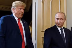 Tổng thống Mỹ Donald Trump (trái) và Tổng thống Nga Vladimir Putin. (Ảnh: AFP/TTXVN)