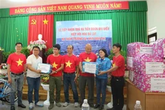 Đại diện đơn vị ủng hộ bàn giao quà tặng cho đoàn công tác của Hiệp hội Hoa Đà Lạt đi Trường Sa. (Ảnh: Nguyễn Dũng/TTXVN)