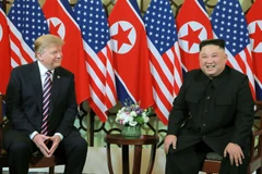 Tổng thống Mỹ Donald Trump (trái) và Chủ tịch Triều Tiên Kim Jong-un trong cuộc gặp đầu tiên tại Hội nghị thượng đỉnh Mỹ-Triều lần thứ hai ở Hà Nội ngày 27/2/2019. (Ảnh: AFP/TTXVN) 