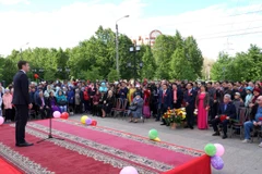 Lễ kỷ niệm 129 năm ngày sinh Hồ Chí Minh tại Ulianovsk thu hút hàng trăm người tham gia. (Ảnh: Lê Hằng/Vietnam+)