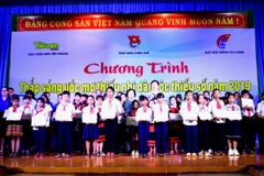 Ban tổ chức trao học bổng cho trẻ em có hoàn cảnh khó khăn. (Ảnh: Tường Vi/TTXVN)