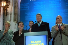 Tổng thống Romania Klaus Iohannis (giữa, phía trước) bên những người ủng hộ sau khi kết quả thăm dò cuộc bầu cử Tổng thống được công bố, tại Bucharest ngày 24/11/2019. (Ảnh: THX/TTXVN)