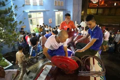 Nhân viên Nhà máy nước Hạ Đình làm việc liên tục để kịp cung cấp nước sạch cho các khu dân cư. (Ảnh: Thành Đạt/ TTXVN)