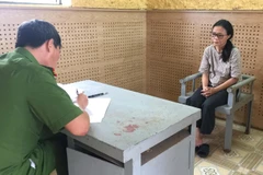 Đối tượng Trần Thị Thủy, kế toán của Quỹ Bảo trợ trẻ em tỉnh Quảng Bình tại cơ quan điều tra. (Ảnh: TTXVN)