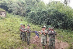 Vận chuyển, tập kết số bom, mìn đến điểm hủy nổ tại tỉnh An Giang. (Ảnh: Thanh Sang/TTXVN)