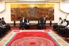 Chủ tịch UBND tỉnh Bắc Ninh Nguyễn Tử Quỳnh tiếp đoàn Phòng Thương mại và các doanh nghiệp thành phố Gumi (Hàn Quốc). (Ảnh: Thái Hùng/TTXVN) 