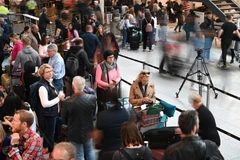 Hành khách mắc kẹt tại sân bay Copenhagen ở Kastrup, Thụy Điển. (Ảnh: AFP/TTXVN)