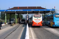 Các phương tiện giao thông qua Trạm thu phí Cầu Rác, Hà Tĩnh. (Ảnh: Công Tường/TTXVN) 