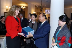 Thủ tướng Nguyễn Xuân Phúc làm việc với bà Ioana Madalina Lupea, Tỉnh trưởng tỉnh Prahova. (Ảnh: Thống Nhất/TTXVN)