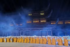 Chương trình giao lưu biểu diễn nghệ thuật quốc tế chào mừng Đại lễ Vesak Liên hợp quốc 2019 tại sân khấu quảng trường Tam quan chùa Tam Chúc. (Ảnh: Thành Đạt/TTXVN)