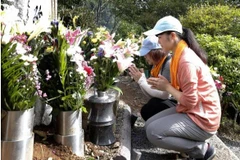 Người dân Nhật Bản tưởng niệm các nạn nhân thiệt mạng trong thảm họa hàng không cách đây 34 năm. (Nguồn: Kyodo)