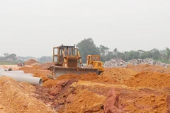 Thi công hạ tầng Khu tái định cư đường vành đai V tại xã Hà Châu, huyện Phú Bình, tỉnh Thái Nguyên. Ảnh: Hoàng Nguyên/TTXVN)
