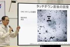 Giám đốc dự án, chuyên gia Yuichi Tsuda họp báo sau khi tàu thăm dò Hayabusa2 đáp thành công xuống bề mặt thiên thạch Ryugu cách Trái Đất hơn 300 triệu km. (Ảnh: Kyodo/TTXVN)