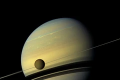 Hình ảnh Sao Thổ và vệ tinh Titan do tàu vũ trụ Cassini của NASA chụp ngày 31/8/2012. (Ảnh: AFP/TTXVN)