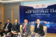 Bộ trưởng Thương mại quốc tế và Công nghiệp Malaysia Darell Leiking (thứ hai, từ phải sang) công bố dự án thứ ba về phát triển xe hơi quốc gia của Malaysia. Ảnh: Hà Ngọc/TTXVN)