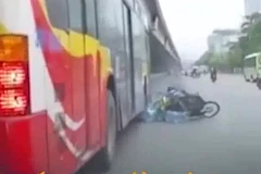 [Video] Khoảnh khắc thót tim khi tử thần lướt qua người chở bình nước