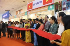 Cắt băng khai trương gian hàng Việt Nam. (Ảnh: Huy Lê/Vietnam+)