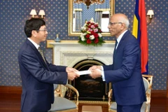 Đại sứ Việt Nam tại Mozambique kiêm nhiệm Mauritius Lê Huy Hoàng trình Quốc thư lên Quyền Tổng thống Cộng hòa Mauritius, Kheshoe Parsad Matadeen. (Ảnh: Lê Đình Lượng/TTXVN) 