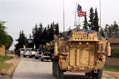 Đoàn xe quân sự Mỹ tới làng Darbasiyah, miền bắc Syria, trong chiến dịch chống IS, ngày 28/42017. (Ảnh: AFP/TTXVN)