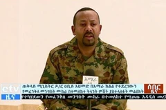 Thủ tướng Ethiopia Abiy Ahmed phát biểu trên truyền hình sau vụ âm mưu đảo chính ở vùng Amhara. (Ảnh: AFP/TTXVN)