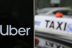 Ứng dụng Uber trên điện thoại di động. (Ảnh: THX/TTXVN)