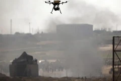 Một máy bay không người lái được nhìn thấy qua biên giới giữa Israel và Gaza hồi tháng Sáu. (Nguồn: Reuters)