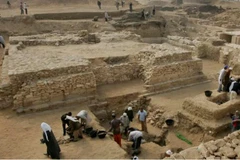 Các nhà khảo cổ làm việc tại một địa điểm ở Saqqara gần Cairo. (Nguồn: AP)