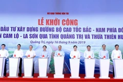 Thủ tướng Nguyễn Xuân Phúc và các đại biểu thực hiện nghi thức khởi công. (Ảnh: Thống Nhất-TTXVN)