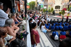 Người thân các nạn nhân trong lễ tưởng niệm. (Nguồn: AFP)