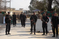 Binh sỹ Pakistan gác bên ngoài một tòa án ở Haripur, nơi diễn ra việc xét xử các phần tử khủng bố ngày 7/2/2018. (Ảnh: AFP/TTXVN)