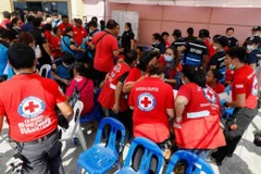 Nhân viên y tế bận rộn chăm sóc các bệnh nhân. (Nguồn: EPA)