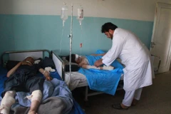 Điều trị cho nạn nhân bị thương sau vụ tấn công ở Ghazni, Afghanistan ngày 6/7/2019. (Ảnh: THX/TTXVN)