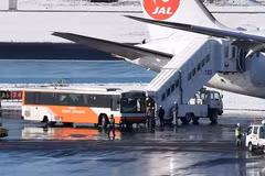 Hành khách rời máy bay Boeing 787 của Japan Airline, sau khi máy bay trượt khỏi đường băng có tuyết tại sân bay Narita ngày 1/2. (Ảnh: AFP)