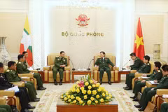 Đại tướng Ngô Xuân Lịch tiếp Thống tướng Min Aung Hlaing, Tổng Tư lệnh các lực lượng vũ trang Myanmar. (Ảnh: Dương Giang/TTXVN)