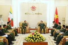 Đại tướng Ngô Xuân Lịch tiếp Thống tướng Min Aung Hlaing, Tổng Tư lệnh các lực lượng vũ trang Myanmar. (Ảnh: Dương Giang/TTXVN)