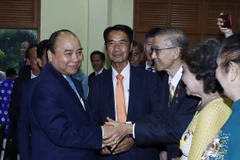 Thủ tướng Nguyễn Xuân Phúc thăm và nói chuyện với cán bộ nhân viên Đại sứ quán và cộng đồng người Việt Nam tại Thái Lan. (Ảnh: Thống Nhất -TTXVN)