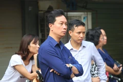 Phụ huynh bồn chồn chờ đợi ngoài khu vực thi. (Ảnh: Thành Đạt/TTXVN)