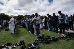 Người Hồi giáo cầu nguyện sau lễ tưởng niệm các nạn nhân thiệt mạng trong vụ xả súng tại Christchurch, New Zealand, ngày 22/3/2019. (Ảnh: AFP/TTXVN) 