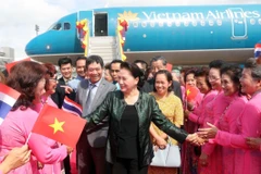 Bà con kiều bào đón Chủ tịch Quốc hội Nguyễn Thị Kim Ngân tại sân bay Udon Thani. (Ảnh: Trọng Đức/TTXVN)