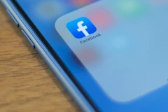 Biểu tượng Facebook trên màn hình điện thoại. (Ảnh: AFP/TTXVN)