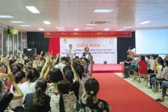  Diễn đàn được tổ chức tại Công ty Cổ phần Đầu tư và Phát triển TDT, thu hút đông đảo nữ công nhân tham dự. (Ảnh: Quân Trang/TTXVN)