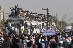 Hàng nghìn người biểu tình yêu cầu chuyển giao quyền lực cho chính quyền dân sự tại thủ đô Khartoum, Sudan ngày 23/4/2019. (Ảnh: AFP/TTXVN)