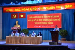 Bí thư Thành ủy Thành phố Hồ Chí Minh Nguyễn Thiện Nhân phát biểu tại buổi tiếp xúc cử tri. (Ảnh: Thu Hoài/TTXVN)