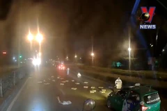 [Video] Xe tải rơi hàng chục thùng mì tôm, nhiều người lao vào hôi của