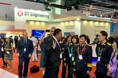  Chuẩn đô đốc Phạm Văn Vững, Chính ủy Quân chủng Hải quân (đứng giữa) dẫn đầu đoàn Việt Nam tham quan Triển lãm Hàng hải Quốc phòng châu Á 2019 (IMDEX ASIA 2019) tại Singapore từ ngày 14-16/5. (Ảnh: Mỹ Bình/TTXVN)