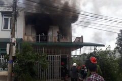 Lực lượng chức năng đang tiến hành dập lửa. (Ảnh: Đặng Tuấn/TTXVN)