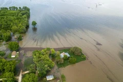 Nước từ sông Mississippi chảy tràn ra các con đường và nhấn chìm các ngôi nhà tại Winfield. (Ảnh: AP)